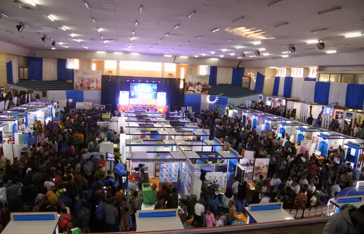 Gubernur Buka Pameran Pekan Pembangunan Papua